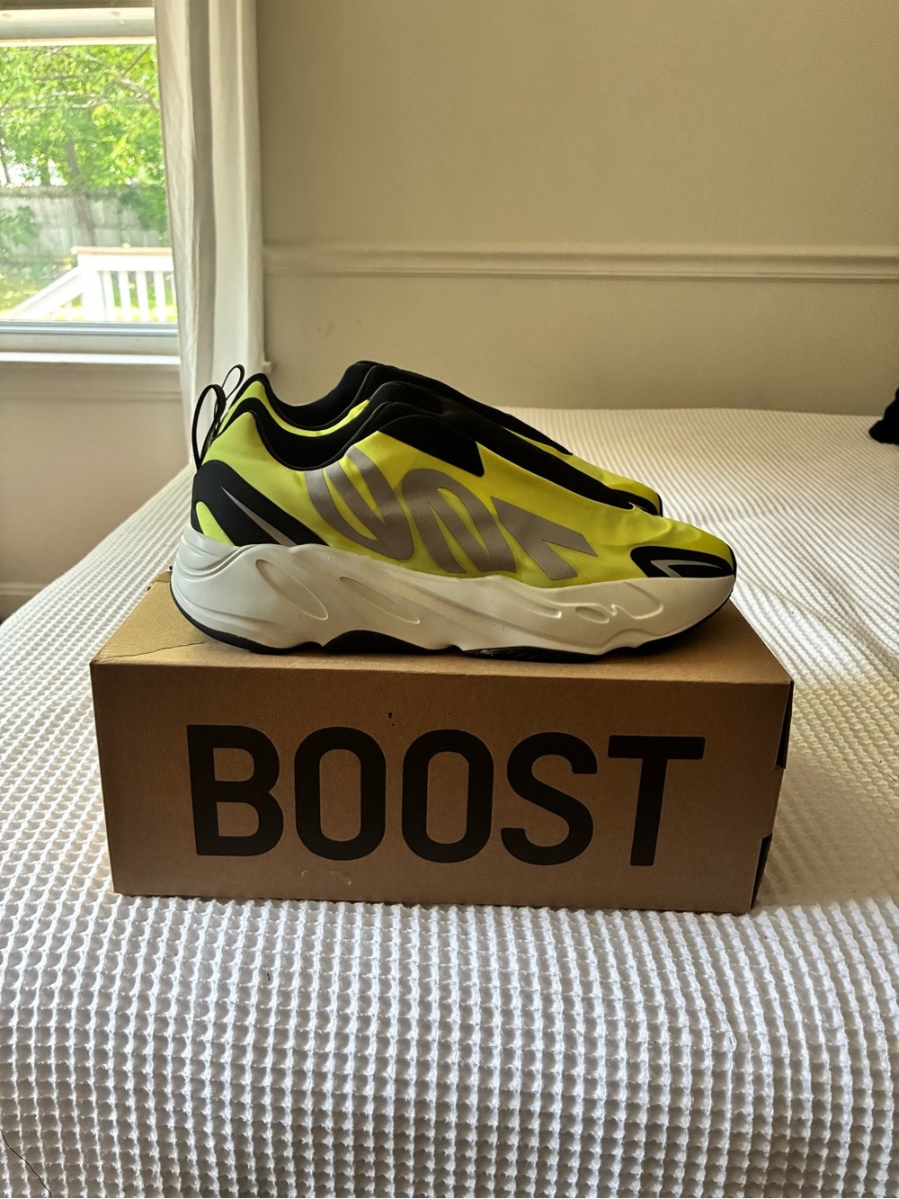 Yeezy 700 MNV phopho